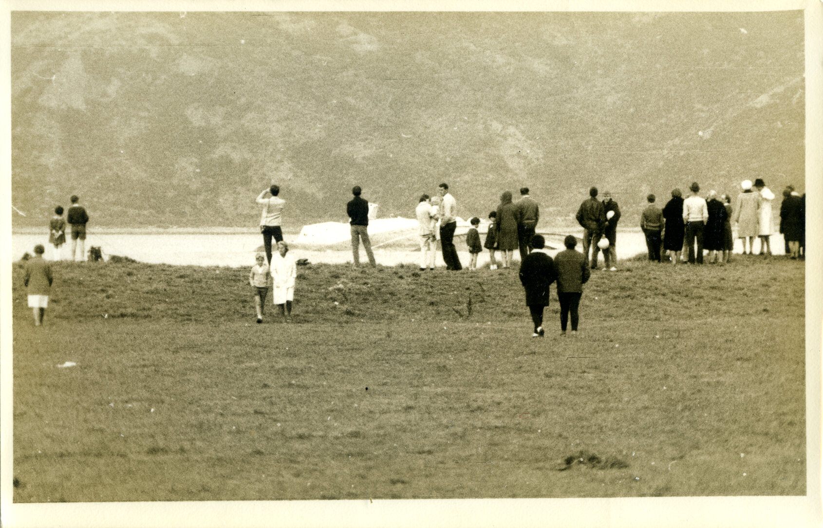 View of crowd at beach near foundered TEV Wahine