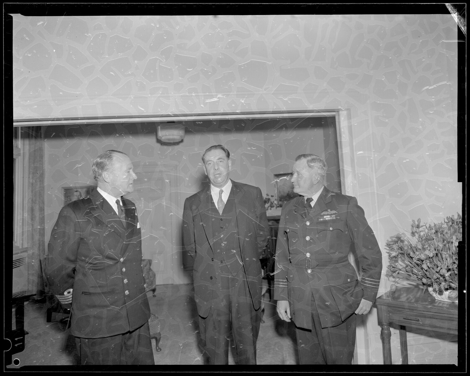 Wing-Commander Graney, Task Force Commander RAAF, with Mayor Kitts