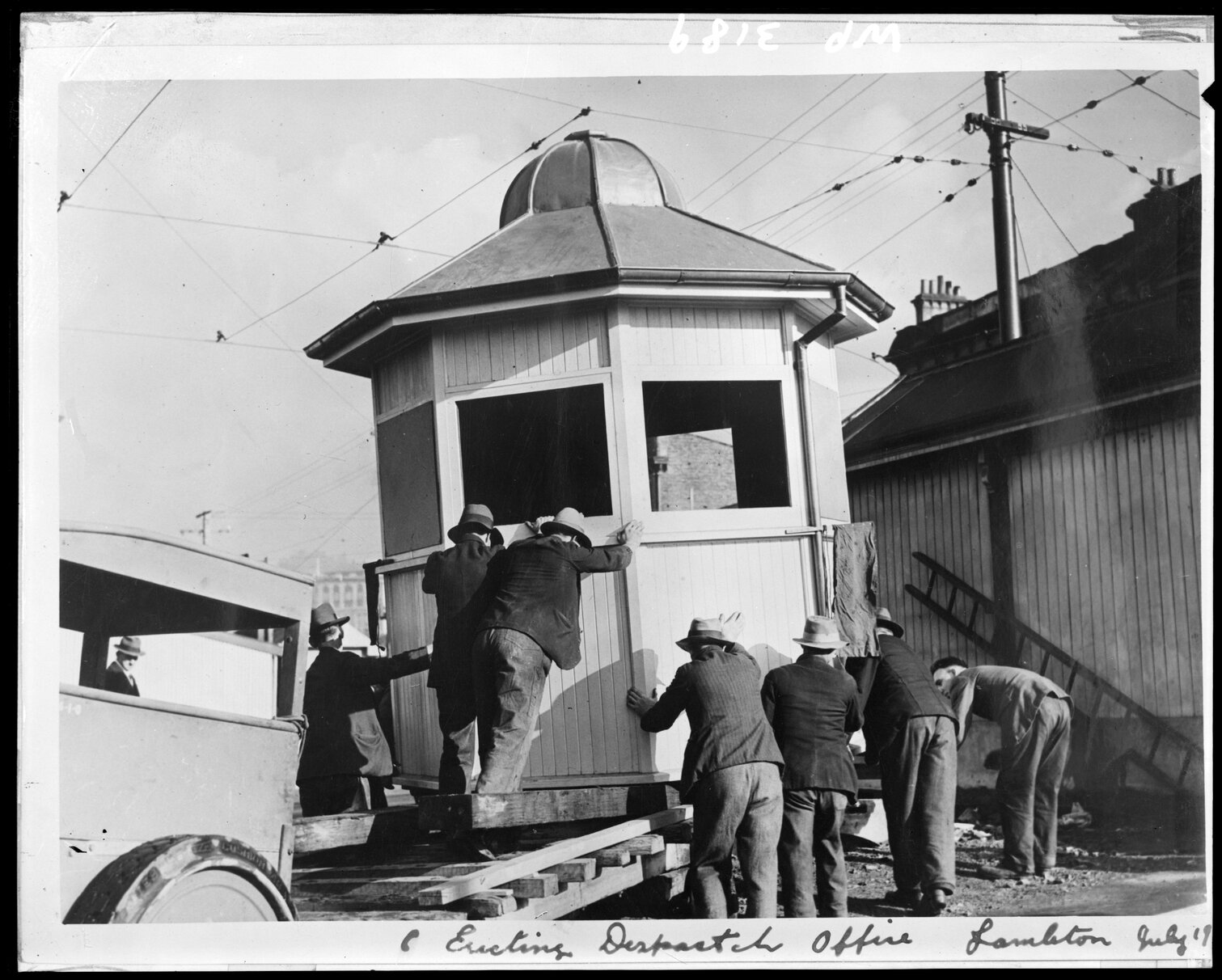 Erecting Dispatch Office, Lambton Quay