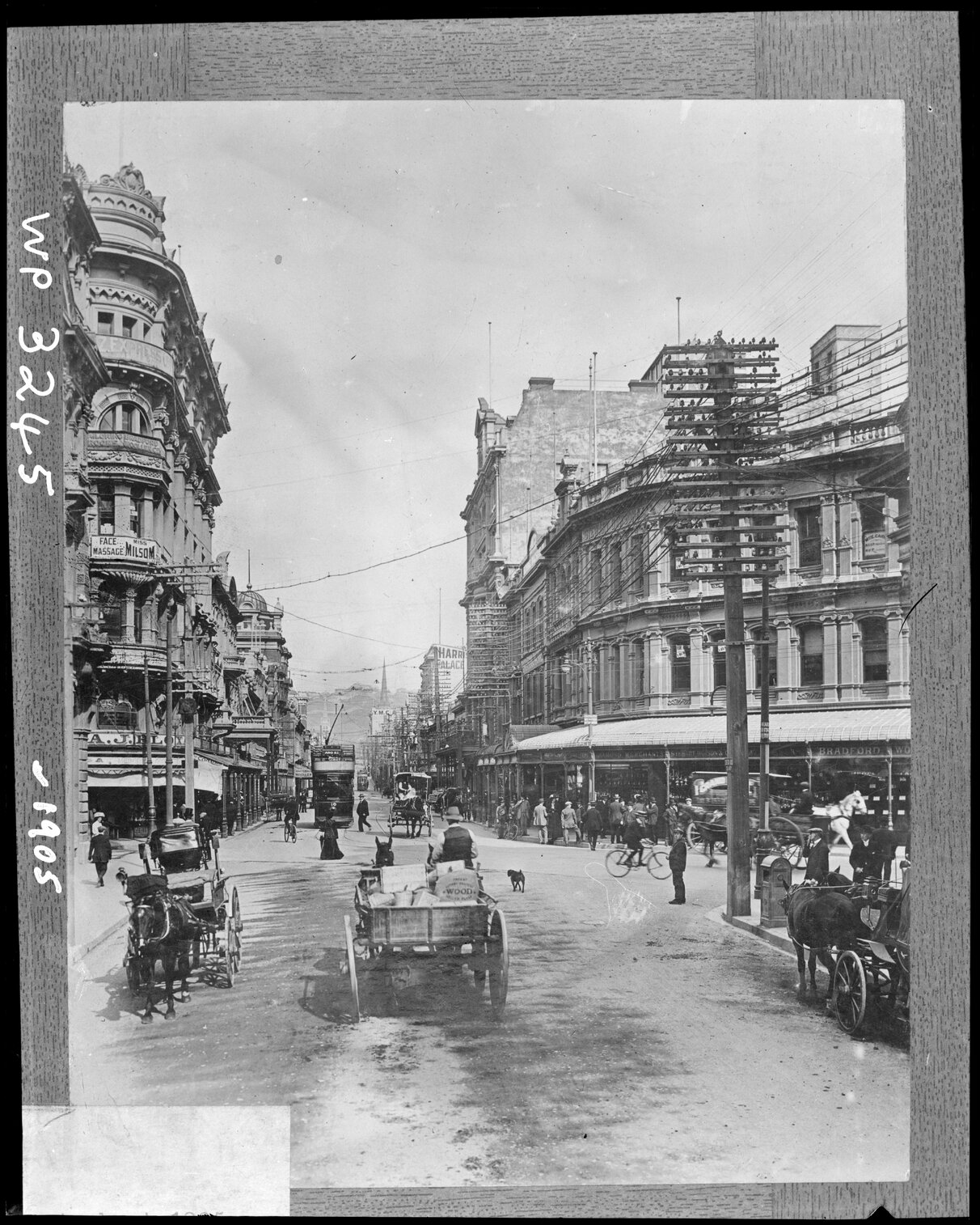Willis Street and Lambton Quay intersection, looking south