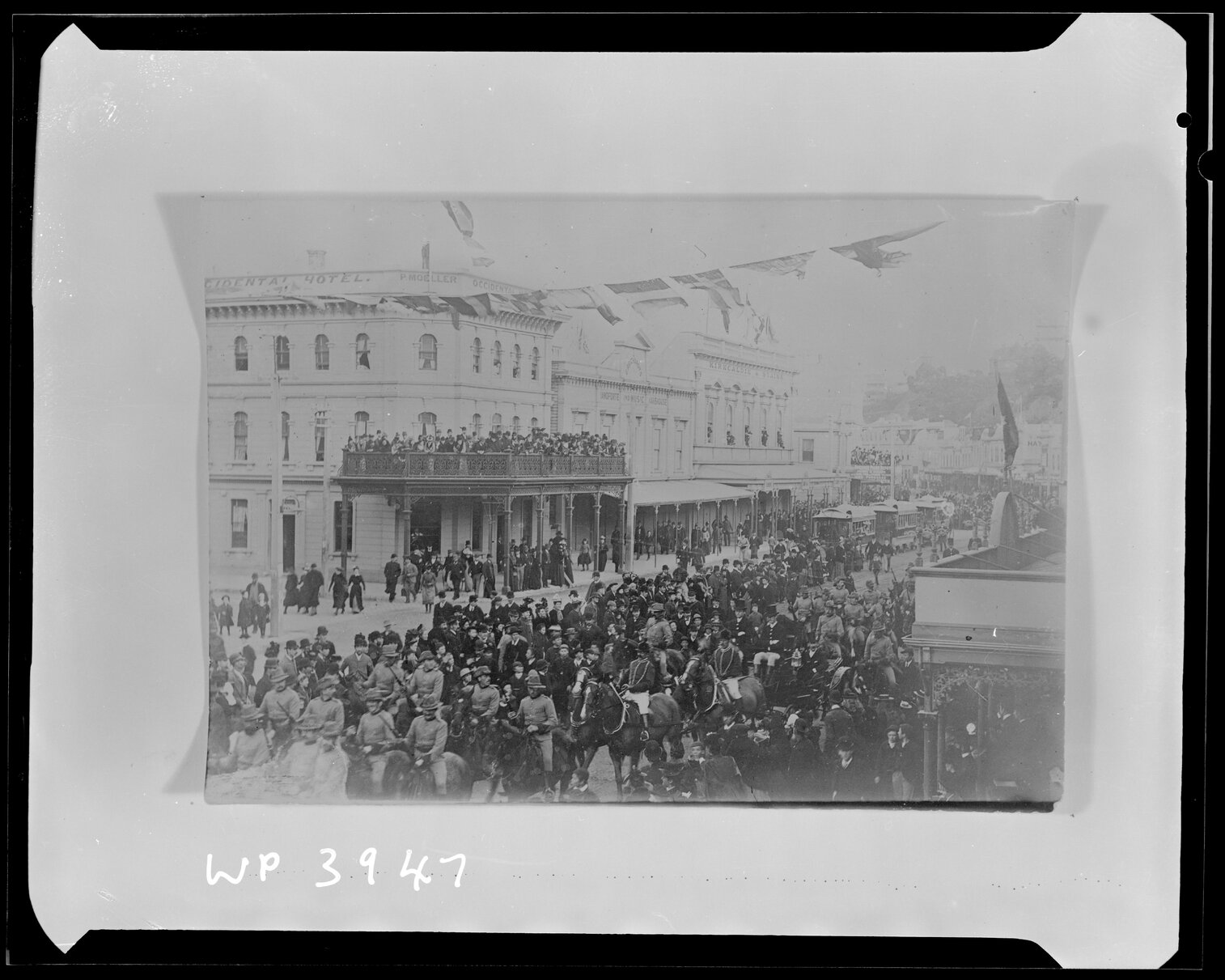 Crowd gathered on Lambton Quay to watch Military Procession