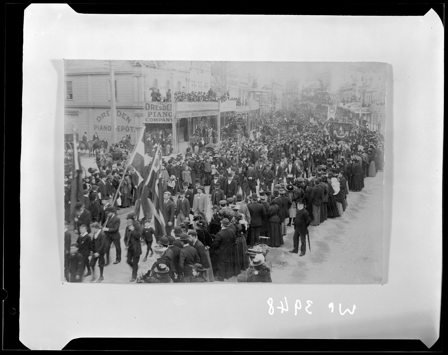 Crowd gathered on Lambton Quay to watch Military Procession