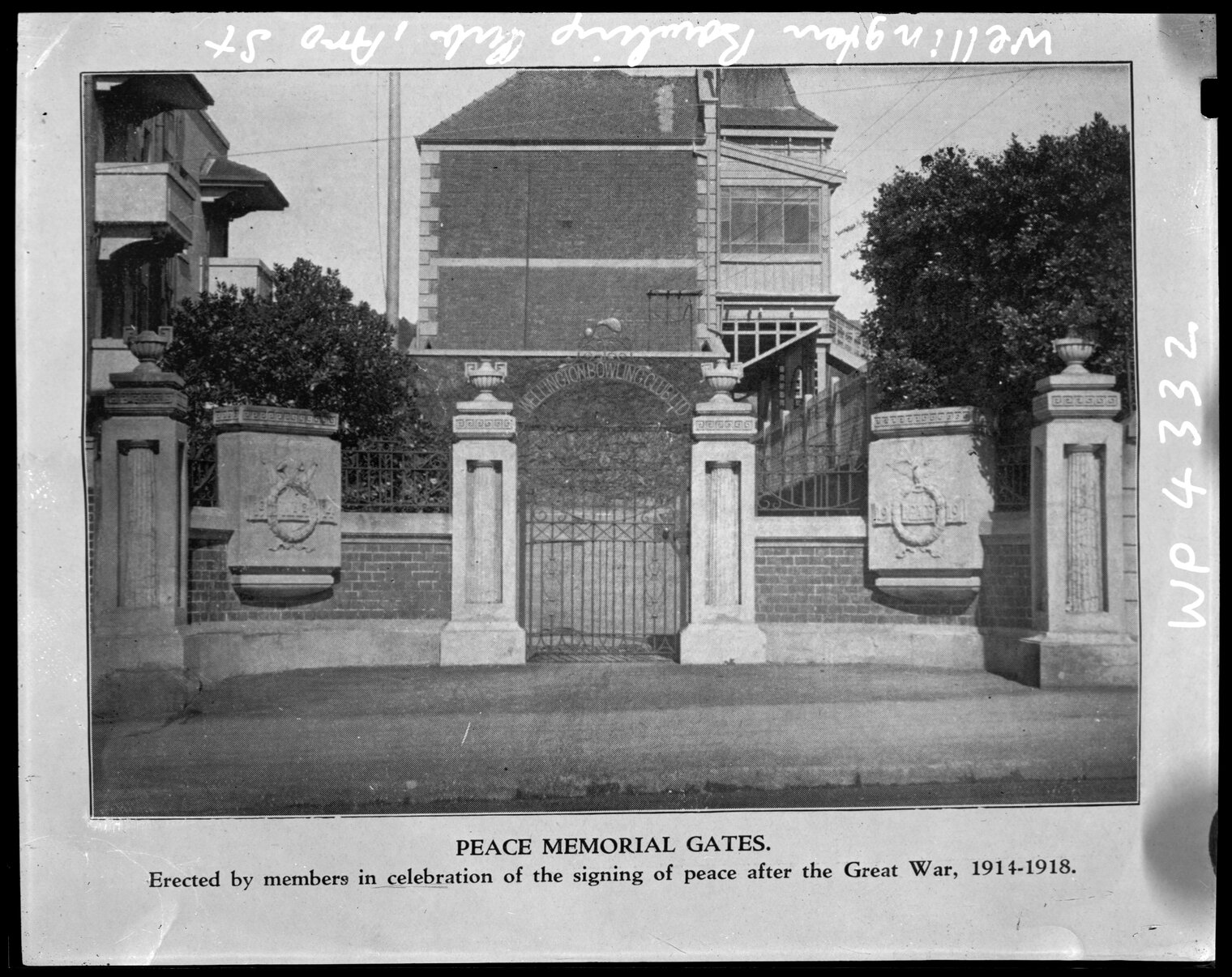 Wellington Bowling Club, Peace Memorial Gates