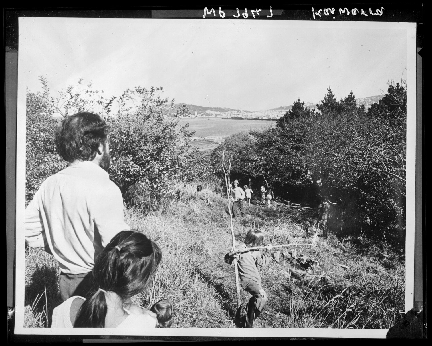 Kaiwharawhara School children in park