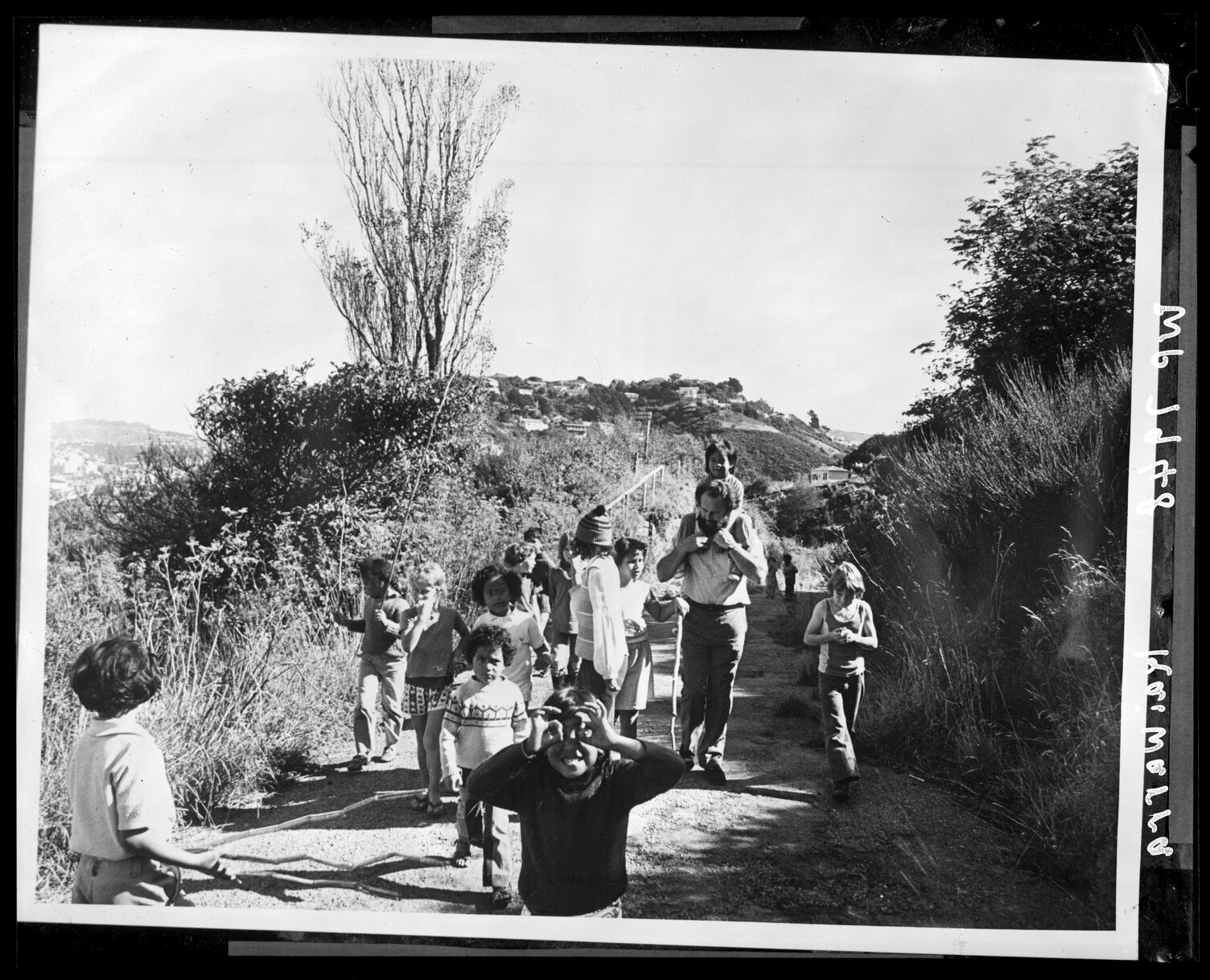 Kaiwharawhara School children in park, looking south to Wadestown