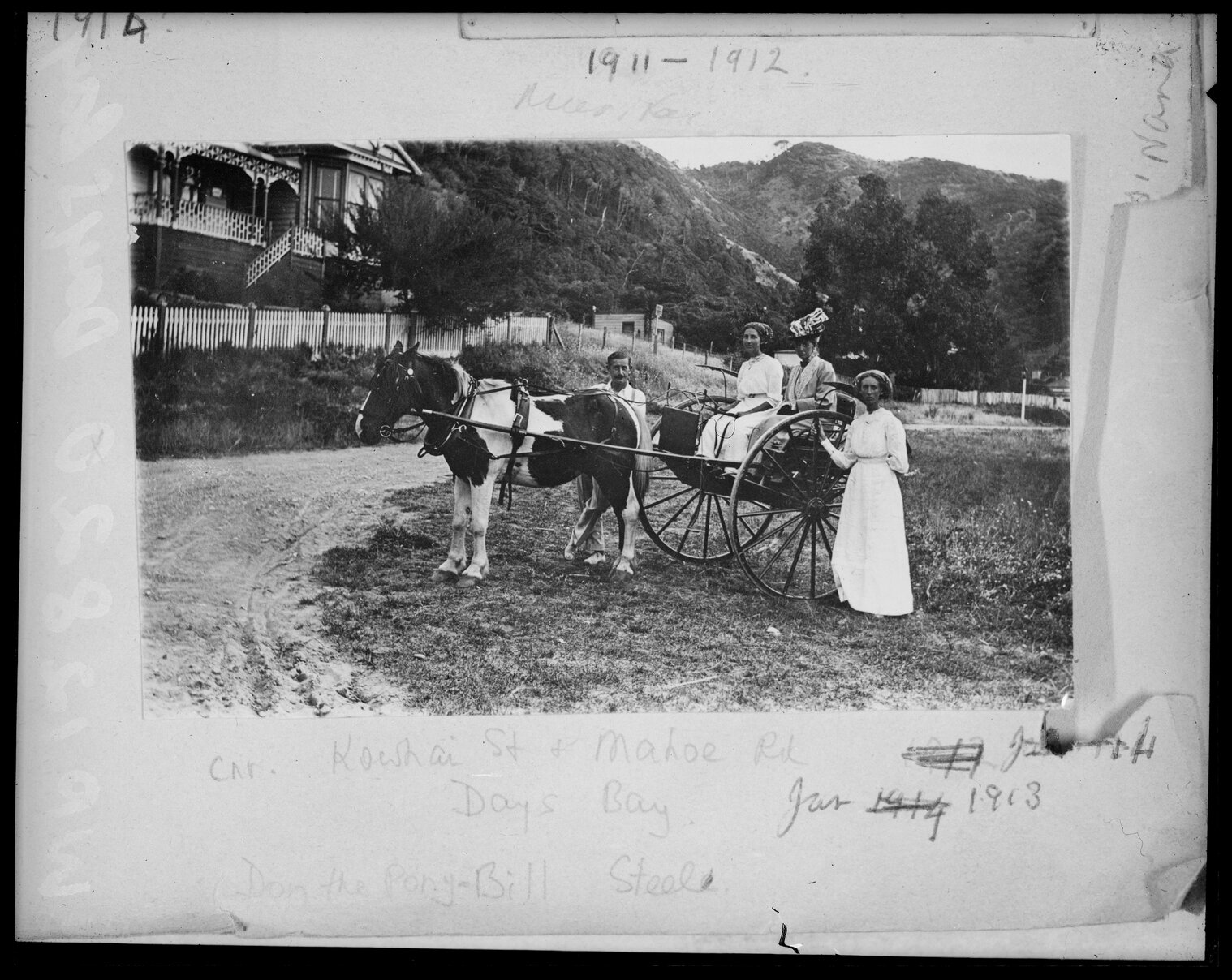 People with horse and buggy, corner of Kowhai Street and Mahoe Road, Eastbourne