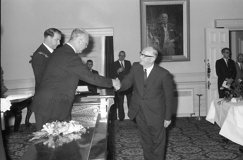a. Presentation of Medals to Councillors, His Excellency Sir Bernard Fergusson. Council Chambers
