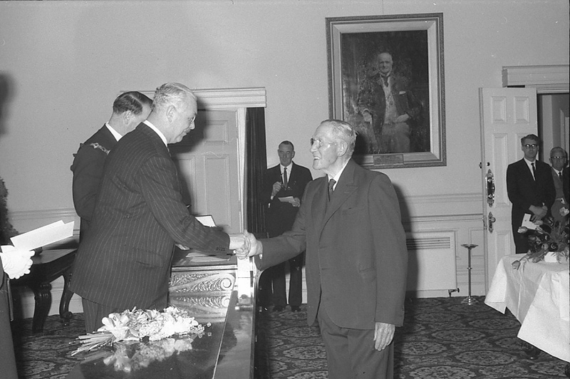 ae. Presentation of Medals to Councillors, His Excellency Sir Bernard Fergusson. Council Chambers