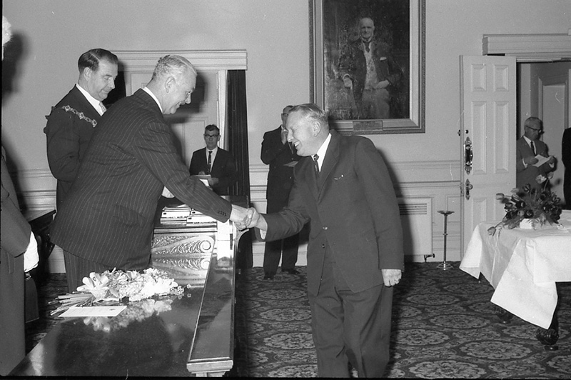 am. Presentation of Medals to Councillors, His Excellency Sir Bernard Fergusson. Council Chambers