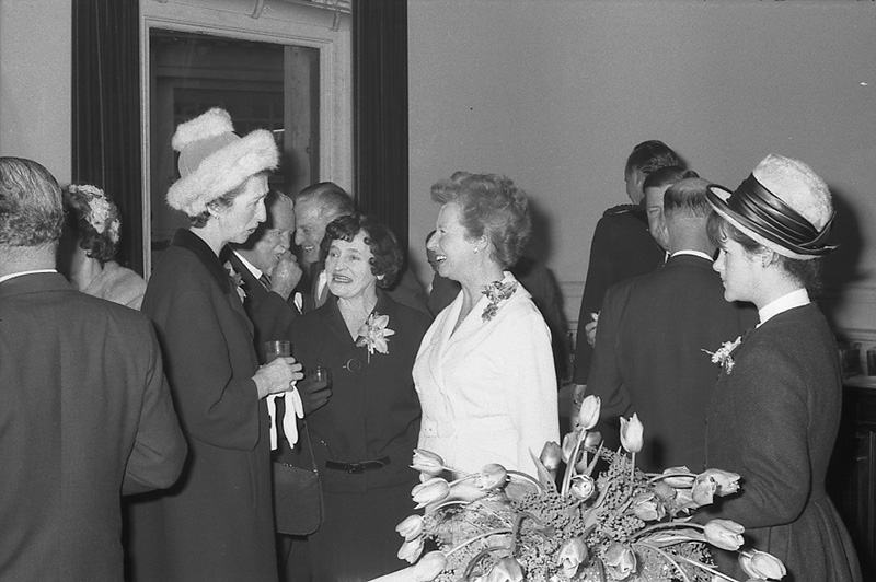 ar. Presentation of Medals to Councillors, His Excellency Sir Bernard Fergusson. Council Chambers