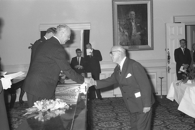 b. Presentation of Medals to Councillors, His Excellency Sir Bernard Fergusson. Council Chambers