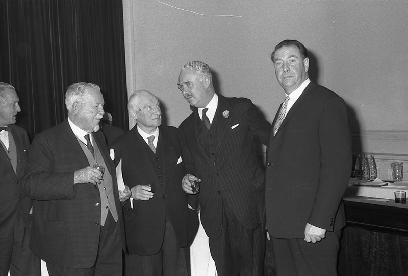 be. Presentation of Medals to Councillors, His Excellency Sir Bernard Fergusson. Council Chambers