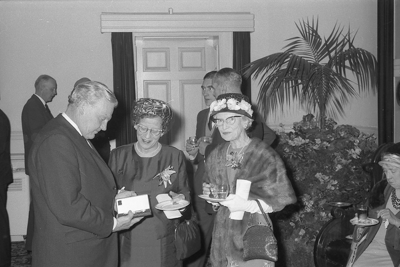 e. Presentation of Medals to Councillors, His Excellency Sir Bernard Fergusson. Council Chambers