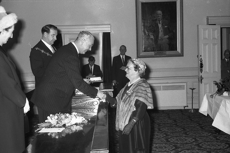 i. Presentation of Medals to Councillors, His Excellency Sir Bernard Fergusson. Council Chambers