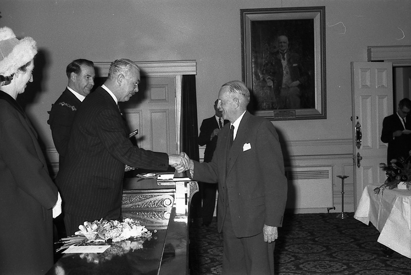 u. Presentation of Medals to Councillors, His Excellency Sir Bernard Fergusson. Council Chambers