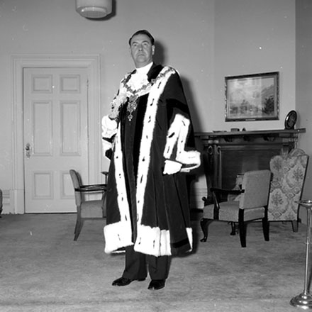 h. Mayor Frank J Kitts, Portrait in robes