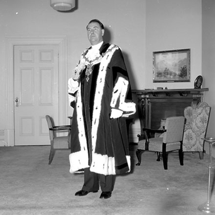 i. Mayor Frank J Kitts, Portrait in robes