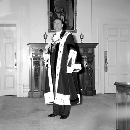 k. Mayor Frank J Kitts, Portrait in robes