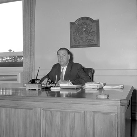 l. Mayor Frank J Kitts, Portrait at desk