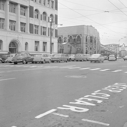 c. Traffic, Customhouse Quay