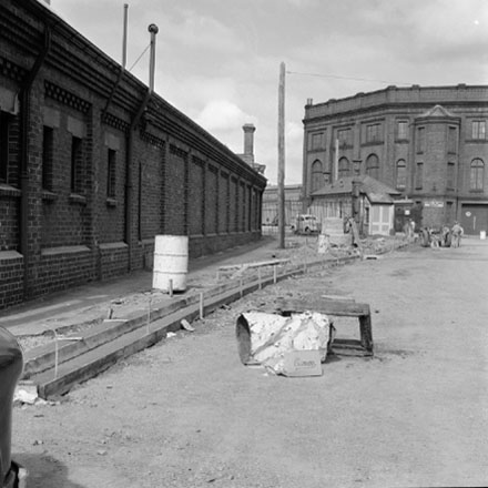b. Workmen are constructing kerb and footpath, Shed 21 is in the background