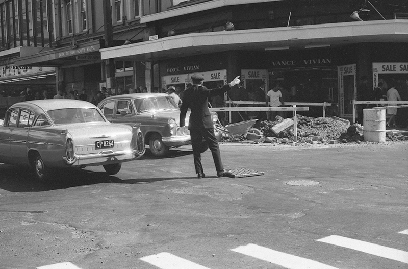 av. Traffic/buildings