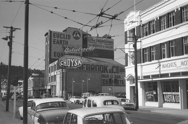 aw. Traffic/buildings