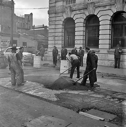 b. Building on the corner of Ghuznee and Leeds Street