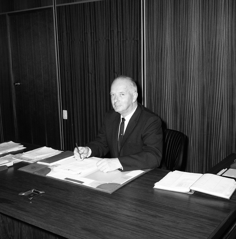 a. Mr Hooker, Mr McCutcheon (M. E. D)