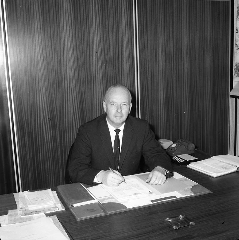 b. Mr Hooker, Mr McCutcheon (M. E. D)