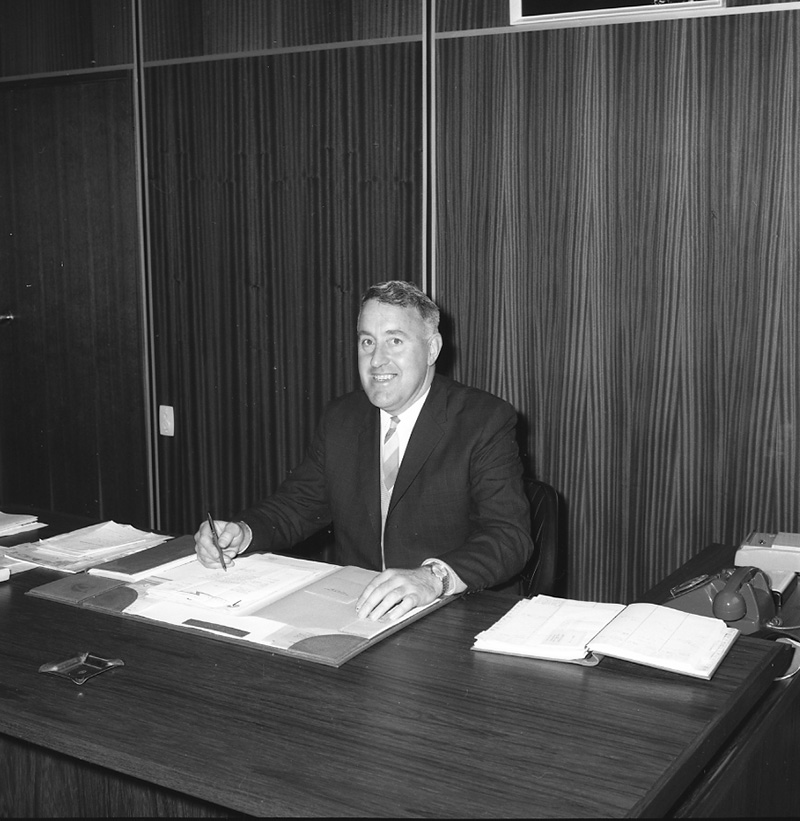 j. Mr Hooker, Mr McCutcheon (M. E. D)