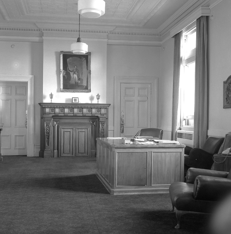 b. Interior Mayor's room