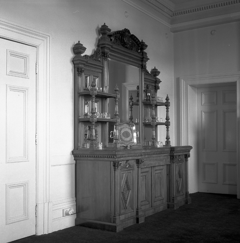 c. Interior Mayor's room