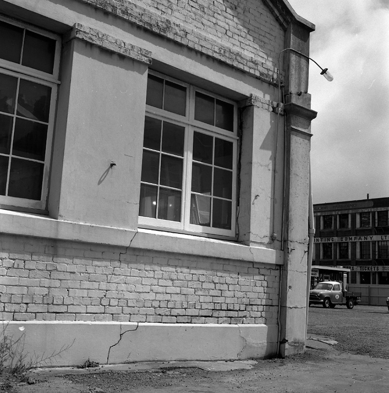 b. Gas Co, Tory St, Cracked wall