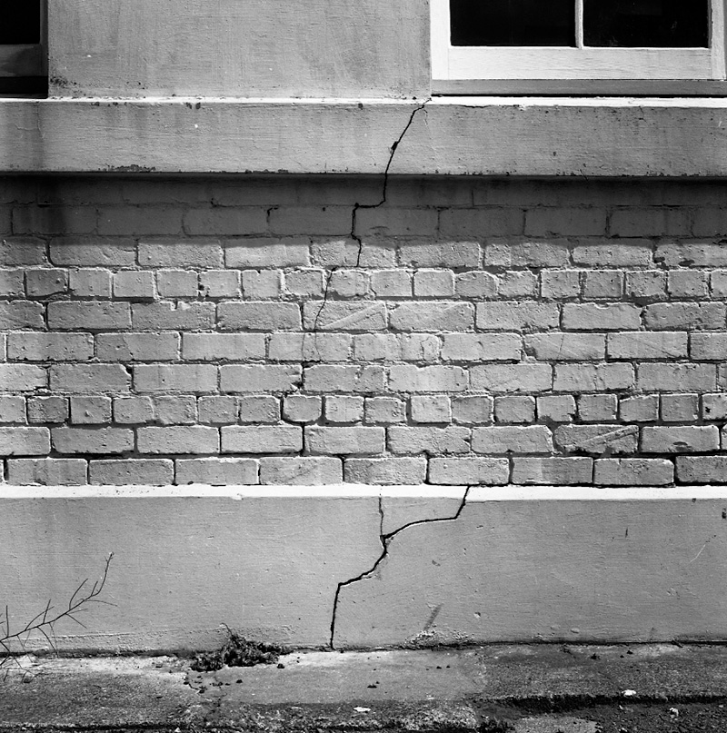 d. Gas Co, Tory St, Cracked wall