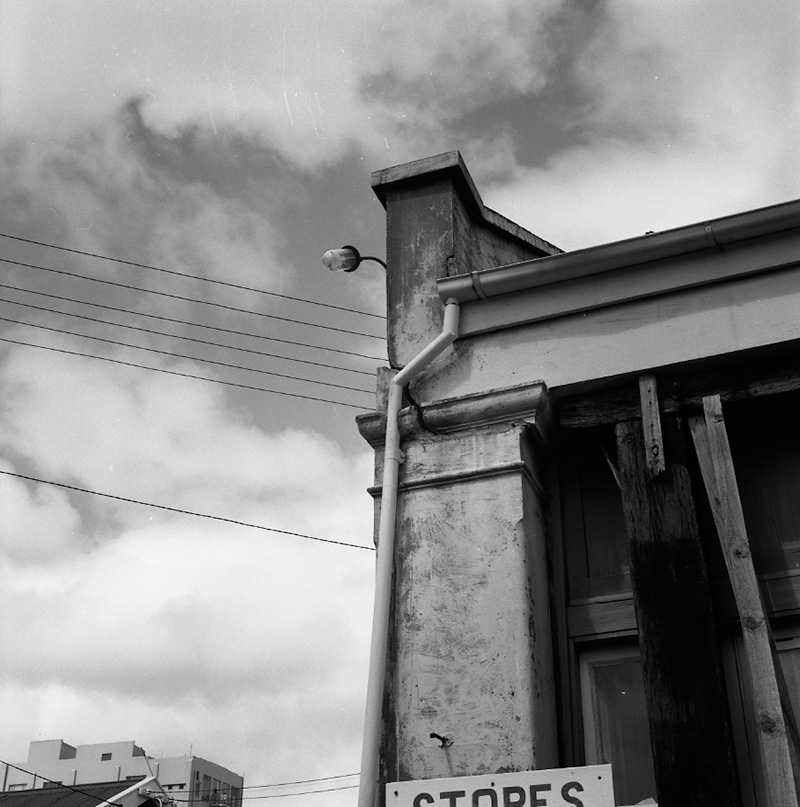 e. Gas Co, Tory St, Cracked wall