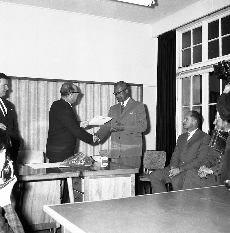 f. Traffic House, Presentation to Taxi Driver