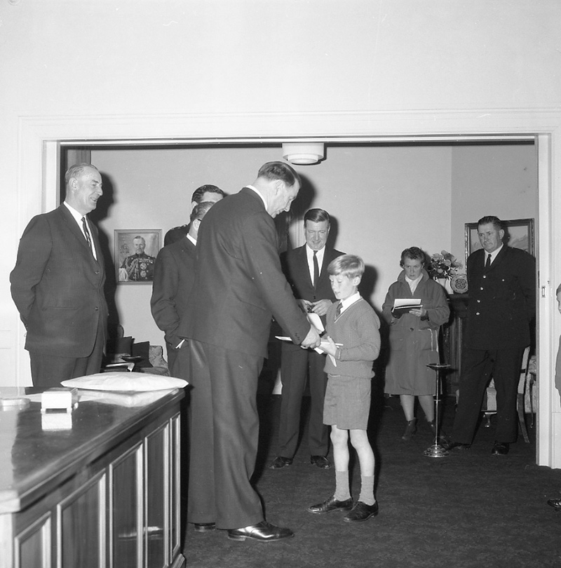 i. Mayor's room, boy presenting plaque to Mayor