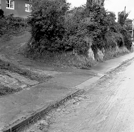 a. Single storey wooden dwellings, footpaths, motorvehicles