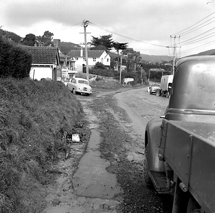 c. Single storey wooden dwellings, footpaths, motorvehicles