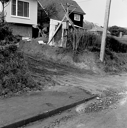 d. Single storey wooden dwellings, footpaths, motorvehicles