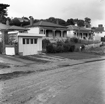 e. Single storey wooden dwellings, footpaths, motorvehicles