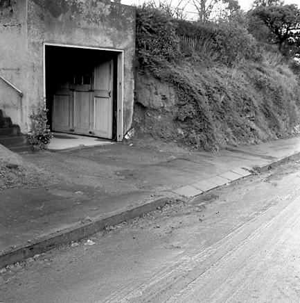 h. Single storey wooden dwellings, footpaths, motorvehicles