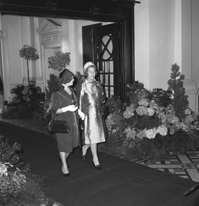 a. Governor General Sir Arthur Porritt