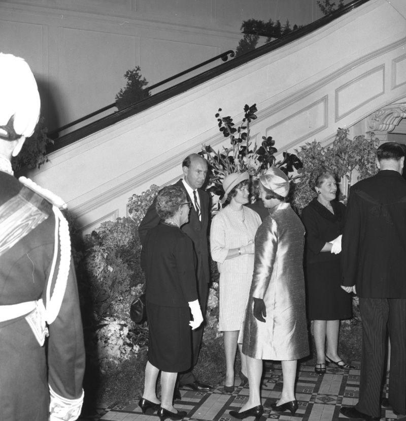 e. Governor General Sir Arthur Porritt