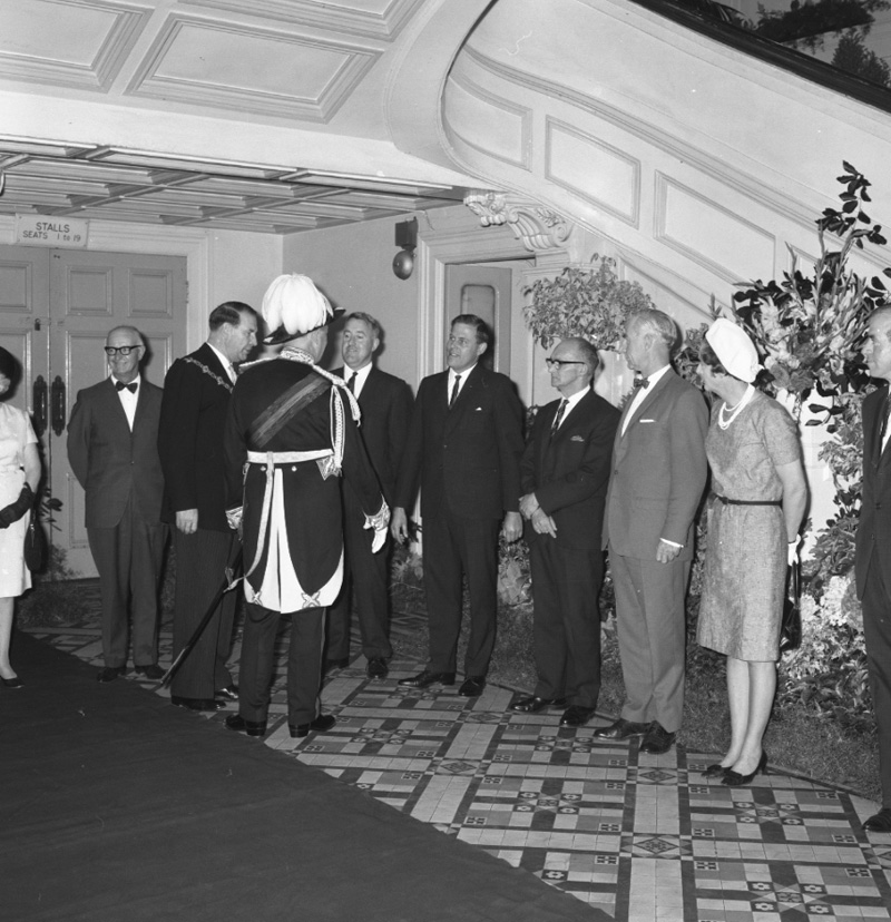 h. Governor General Sir Arthur Porritt