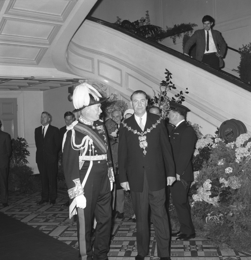 i. Governor General Sir Arthur Porritt