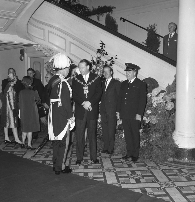 j. Governor General Sir Arthur Porritt