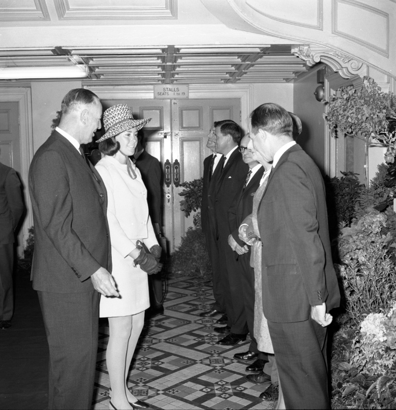 m. Governor General Sir Arthur Porritt