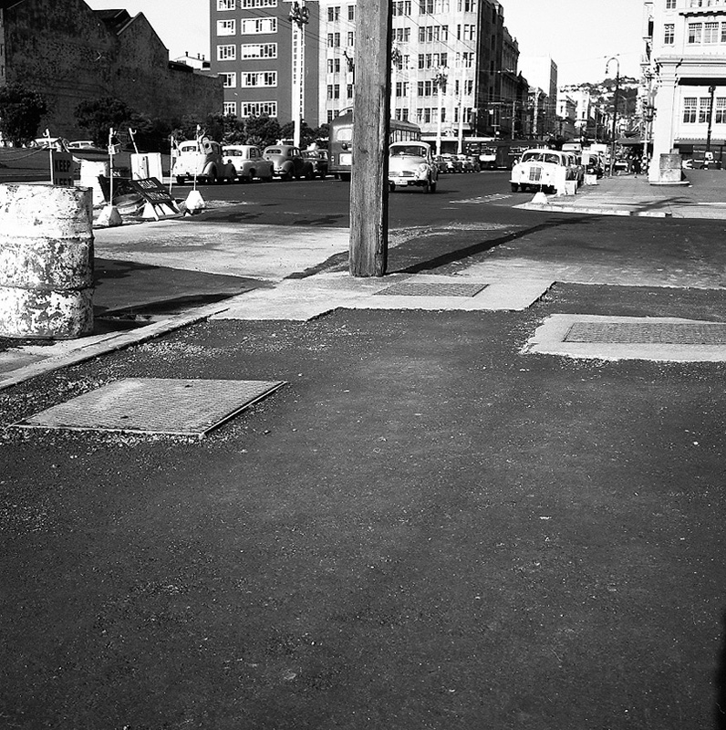 k. Cuba St, Jervois Quay: footpath outside Town Hall